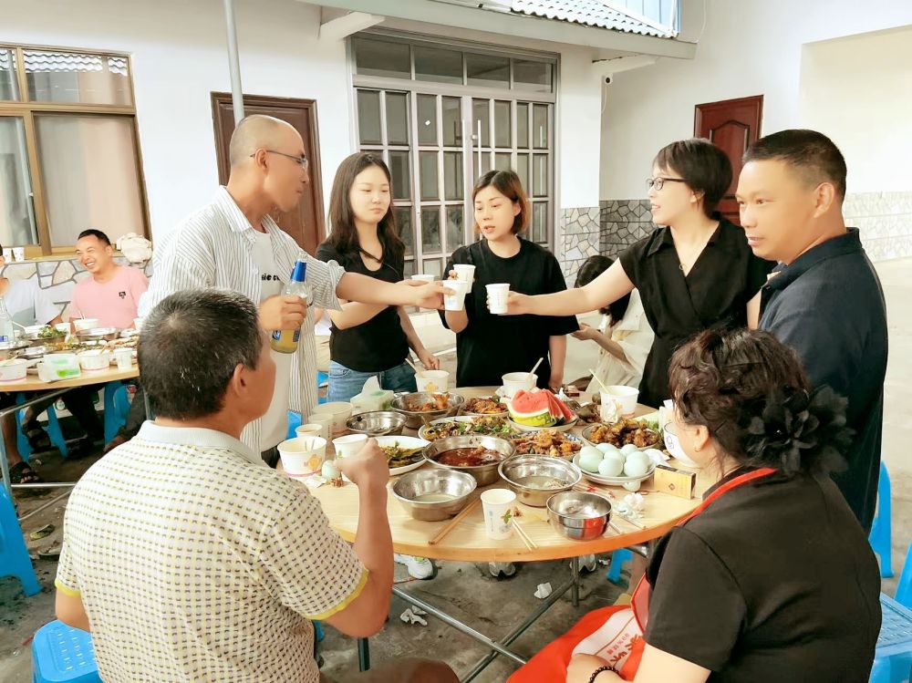 端午佳節即將來臨之際 四川博水環保 主管團隊 攜節日禮品 ，向駐扎眉山工業園區污水處理廠項目駐地員工，送上深切的慰問和關懷